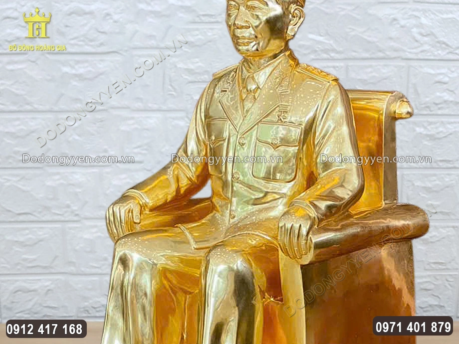 To&agrave;n bộ bề mặt được d&aacute;t v&agrave;ng 9999 sang trọng
